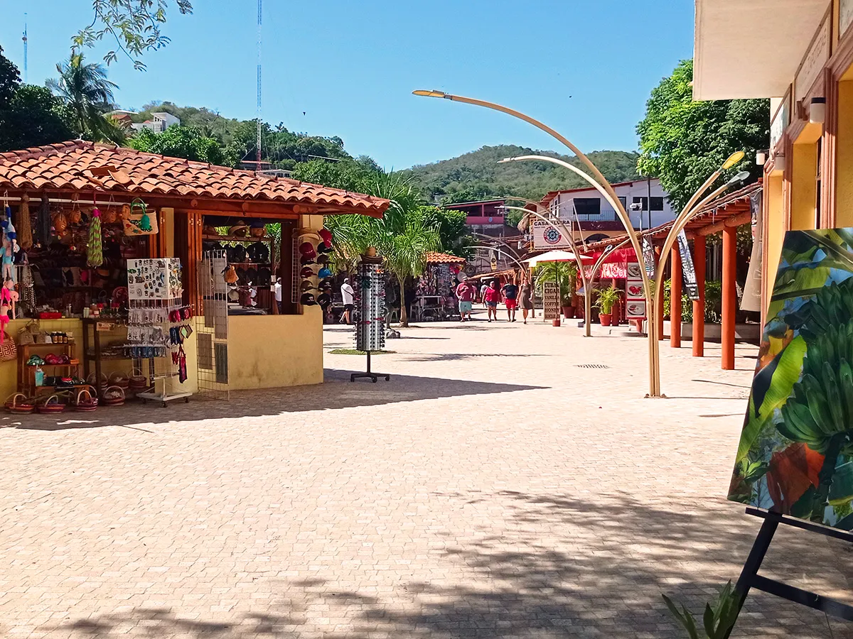 Paseo del Pescador Zihuatanejo